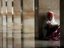 Muslima in der Istiqlal-Moschee in Jakarta liest den Koran; Foto: dpa