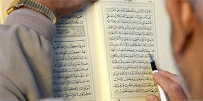 Aufgeschlagener Koran; Foto: dpa