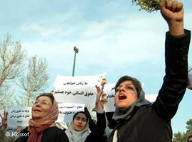 Iranische Frauenaktivistinnen protestieren für ihre Rechte in Teheran; Foto: Kossof
