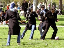 Junge iranische Frauen spielen im Laleh Park in Teheran Fußball, Foto: AP