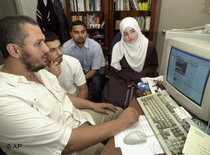 Young muslims in Europe in front of a computer (photo:AP)