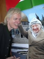 Raimund Kroboth vor einem Plakat mit Jassir Arafat; Foto: Udo Moll
