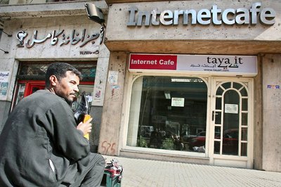 Schuhputzer vor Internet-Café in Kairo; Foto: dpa