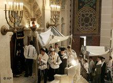 Rabbis tragen am Freitag, 31. August 2007, Thora-Rollen in die Synagoge an der Rykestrasse in Berlin; Foto: AP