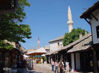 Moschee und Kathedrale im bosnischen Mostar; Foto: DW