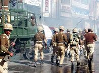 Ausrücken der pakistanischen Armee nach einem Angriff auf eine schiitische Prozession in Quetta; Foto: AP