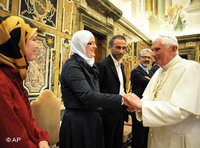 Papst Benedikt XVI mit Vertretern der muslimischen Delegation beim katholisch-islamischen Forum im Vatikan; Foto: AP