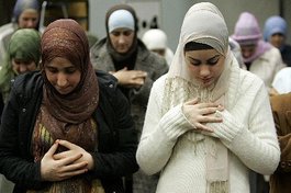 Muslimische Frauen in einer Moschee; Foto: dpa 