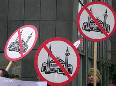 Mitglieder von Pro Köln demonstrieren gegen den Bau der Moschee in Köln-Ehrenfeld; Foto: DW