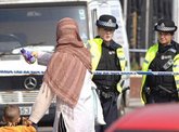 Muslimin und zwei Polizisten in Leeds, Bild:AP