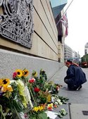 Blumen bei der britischen Botschaft in Berlin für die Opfer der Londoner Anschläge; Foto: AP