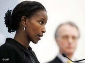 Ayaan Hirsi Ali beantwortet auf einer Pressekonferenz Fragen über den Islam; Foto. AP