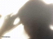Silhouette of a woman holding her head (photo: Bilderbox)
