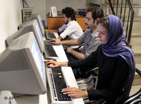 Junge Iraner am Computer; Foto: dpa