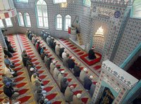 Gläubige Muslime in der Fatih-Moschee in Essen; Foto: dpa