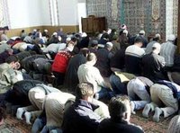 Muslime beten während des Ramadan in der Mevlana-Moschee in Konstanz; Foto: AP