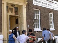 Muslime vor einer Londoner Moschee; Foto: dpa
