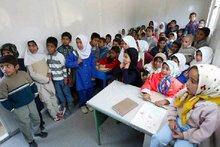Schulklasse im iranischen Bam, Foto: &amp;copy Canadian Relief Foundation