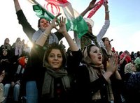 Weibliche iranische Fußballfans im Stadion; Foto: AP