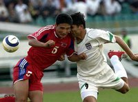Nordkoreanischer Fußballspieler Sok Chol Jang und iranischer Fußballspieler Vahid Hashemian kämpfen um den Ball; Foto: AP
