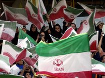 Erstmals durften beim WM-Qualifikationspiel Iran gegen Nordkorea im Juni 2005 auch 30 weibliche Fans dabei sein; Foto: AP