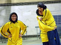 Vor dem Anpfiff - Frauen beim Fußballtraining im Iran; Foto: AP