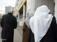 Türkische Musliminnen am Kottbusser Tor in Berlin; Foto: AP