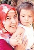 Hanife Karakus mit ihrer Tochter; Foto: www.sabah.com tr