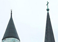 Minarett der Sultan-Selim-Moschee und der Turm der katholischen Liebfrauenkirche in Mannheim; Foto: AP
