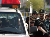 Polizisten nehmen eine Frau in Teheran fest, Foto: AP