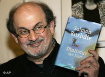 Salman Rushdie mit seinem Buch Shalimar; Foto: AP