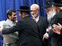 Ahmedinejad mit anti-zionistischen Rabbinern; Foto: AP