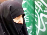Schwarz verschleierte Frau vor Fahne der Hamas; Foto: AP