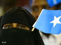 Verschleierte Somalierin mit Fahne; Foto: AP
