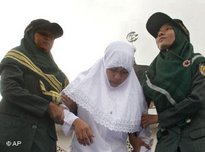 Wegen Ehebruch festgenommene Frau in der Provinz Aceh, Foto: AP