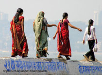 Vier Inderinnen auf einem Spaziergang in Bombay; Foto: dpa