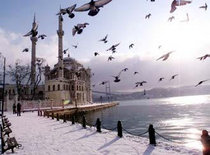 Bild der Schnee bedeckten Büyük Mecidiye-Moschee in Istanbul-Ortaköy; Foto: AP