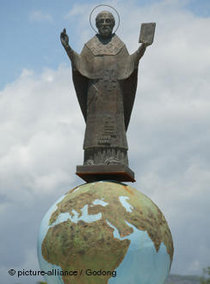 Eine Statue zeigt den heiligen Nikolaus auf einer Weltkugel in Myra, im Süden der Türkei; Foto: picture-alliance/Godong