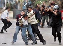 Koptische Demonstranten und Polizei-Einheiten; Foto: AP
