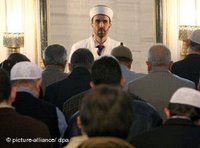Muslime beim Gebet in der Sehitlik Mosche in Berlin; Foto: dpa