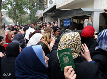 Flüchtlinge aus dem Irak vor dem UN-Sitz in Damaskus; Foto: AP