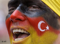 Ein deutscher Fan hat sich sein Gesicht mit Farben der deutschen und türkischen Flagge bemalt; Foto: AP