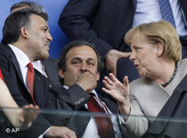EM-Halbfinale Deutschland Türkei, Angela Merkel und Abdullah Gül im Gespräch; Foto: AP 