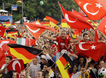 Deutsche und türkische Fußballfans feiern gemeinsam in Berlin; Foto: AP