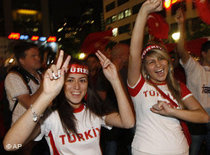 Türkische Fußballfans feiern in Frankfurt am Main; Foto: AP