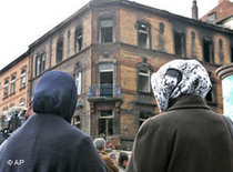 Kopftuch tragende Türkinnen vor dem abgebrannten Haus in Ludwigshafen; Foto: AP
