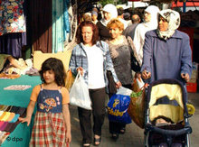 Türkische Frauen beim Einkauf im Stadtbezirk Friedrichshain-Kreuzberg; Foto: dpa