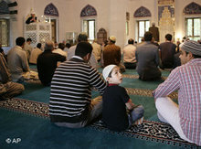 Muslime beten in der Moschee der Türkisch-Muslimischen Gemeinde in Berlin; Foto: AP 