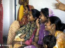 Indische Frauen in der Familienberatung; Foto: DW