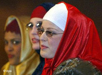 Junge Musliminnen mit Kopftuch; Foto: dpa